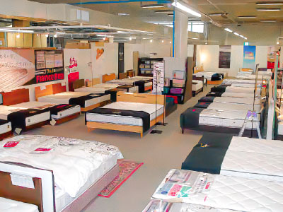 広大な会場に新商品や人気商品、箕面限定商品など多数展示しています