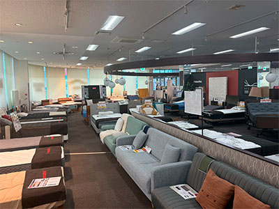 枚方展示場では高品質なベッド・マットレス・ソファーベッドの新品アウトレットを多数展示しています。