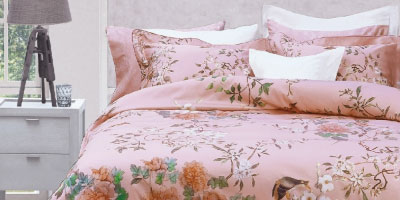 羽毛ふとん、枕、各種カバー、敷きパッドなど、寝具も充実。